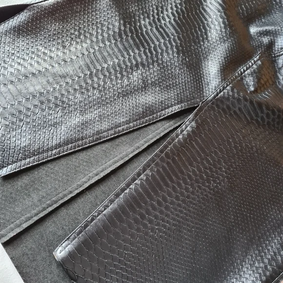 🚨Zara Black Faux Leather Snakeskin Embossed Front Slit Midi Skirt sz US Small - Picture 3 of 10